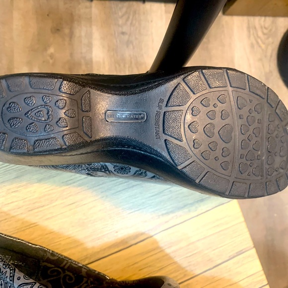 Nurse Mates BRYAR Pillow Top Clogs Black Dark Grey Paisley
Patent Size 10 Wide - Picture 12 of 16